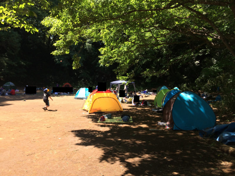 フィールドアスレチック 横浜つくし野コースでテントを立てる人たち