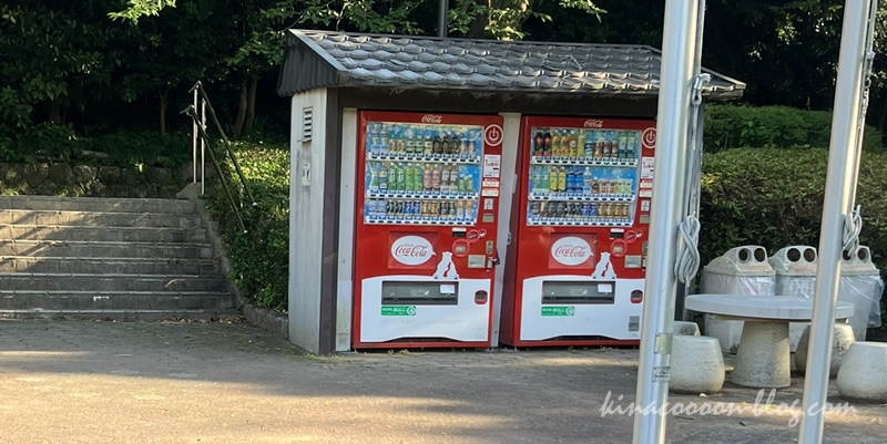 浜松城公園内にある自販機（コカ・コーラ）