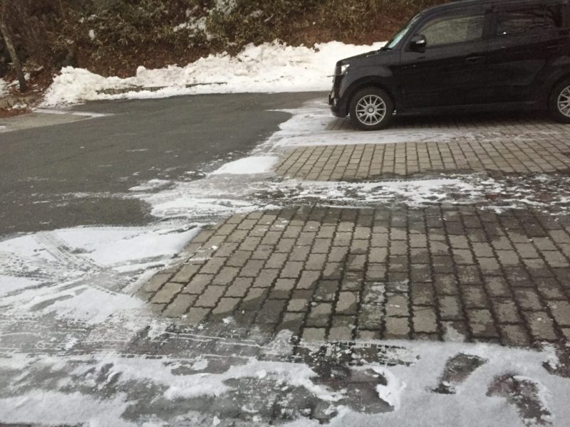 車山高原スカイパークスキー場の駐車場の積雪量