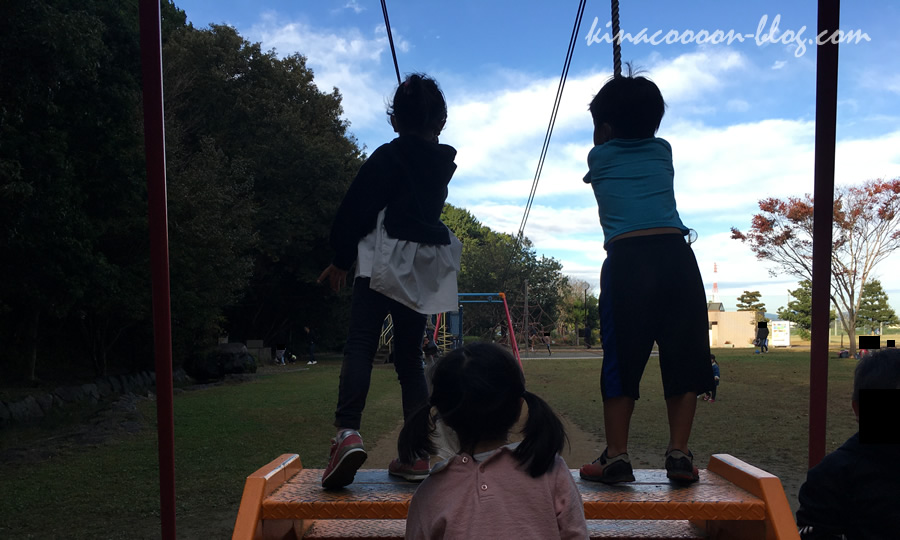 磐田市・うさぎ山公園のターザンロープで遊ぶ小学生