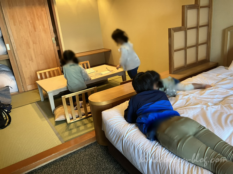 エクシブ琵琶湖のスタンダードグレードの和室スペースで遊ぶ４人の子ども