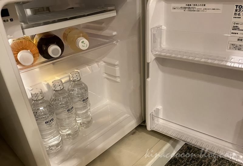 エクシブ琵琶湖のスタンダードグレードの部屋にある冷蔵庫の中に入っているミネラルウォーター