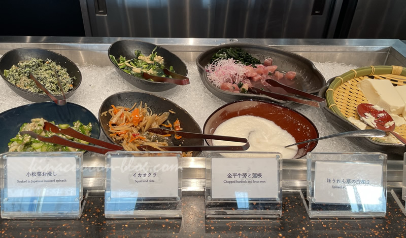 リーベルホテル　アット　ユニバーサル・スタジオ・ジャパンの朝食ビュッフェのメニュー（小松菜のおひたし、イカオクラ、きんぴらごぼうとレンコン、ほうれん草の白和え）