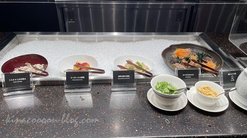 リーベルホテル　アット　ユニバーサル・スタジオ・ジャパンの３階Dining BRICKSIDEのメニュー（こんにゃくの白和え、さつまいもの煮物、高野豆腐の煮物、カツオのたたき）