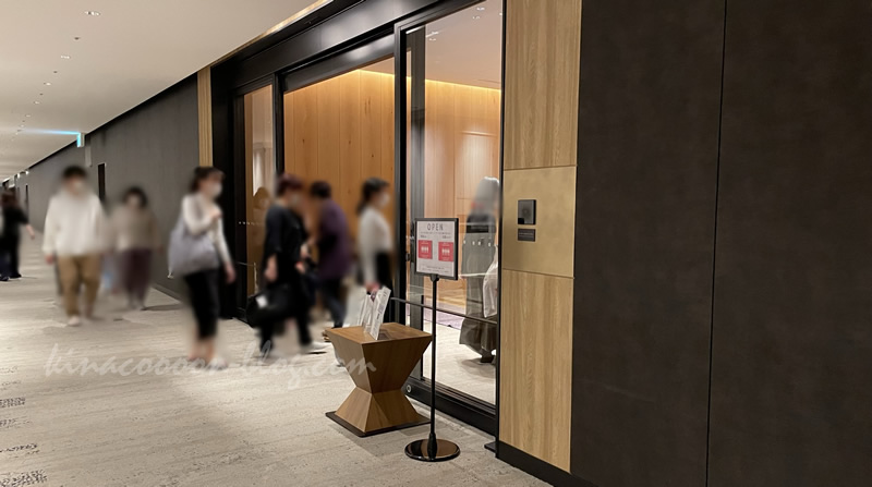 リーベルホテル　アット　ユニバーサル・スタジオ・ジャパンの３階にあるスパに並ぶ人