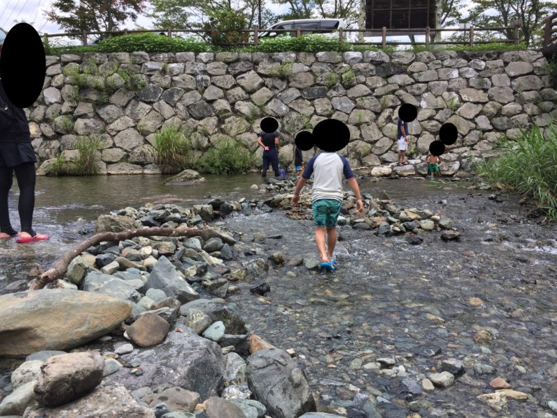 渋川親水公園で川遊びする子どもたち