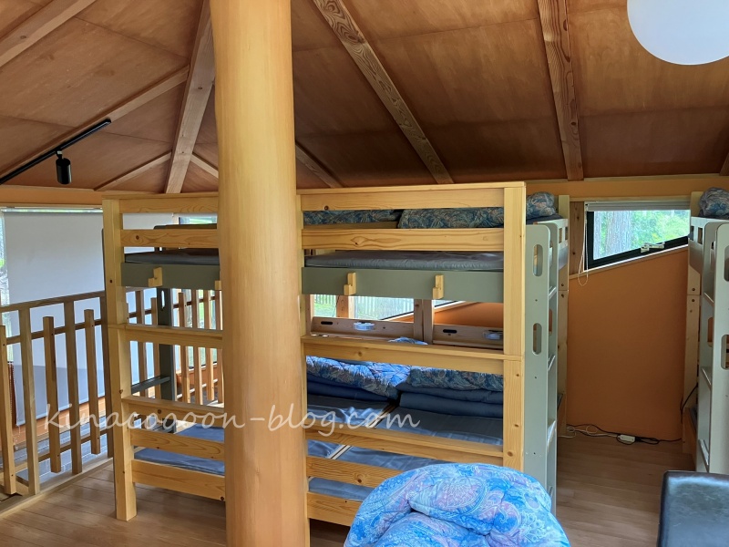 桃沢キャンプ場のコテージ（エトワールB）の２階にある2段ベッド