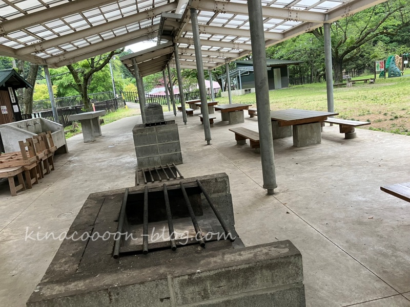 桃沢キャンプ場のグランプリュームの椅子とテーブル