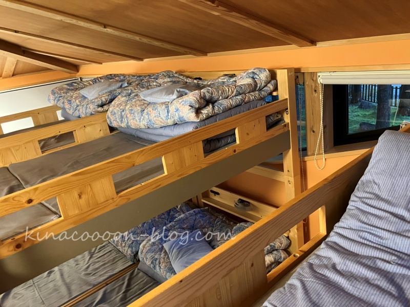 桃沢キャンプ場のコテージ（エトワールB）の２階にあるベッドの布団