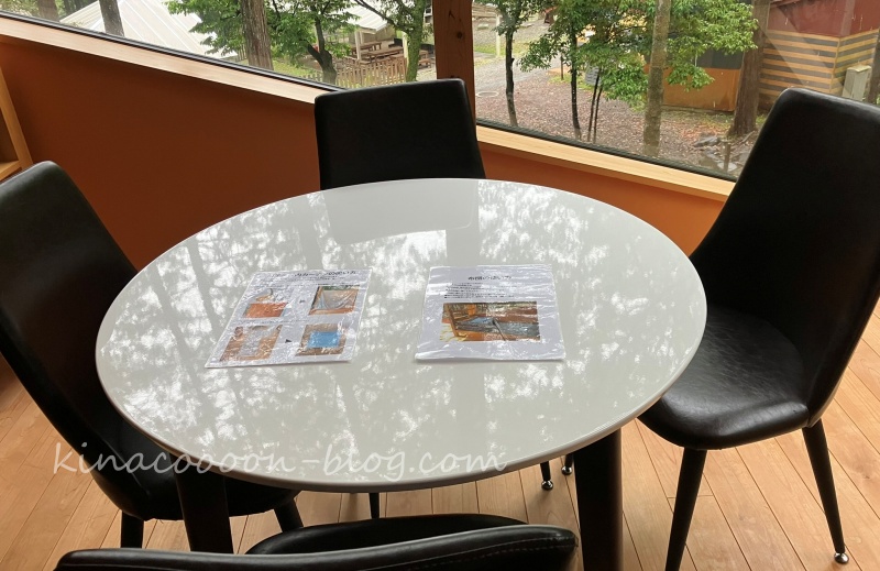 桃沢キャンプ場のコテージ（エトワールB）の２階にあるカフェテーブルと椅子４脚