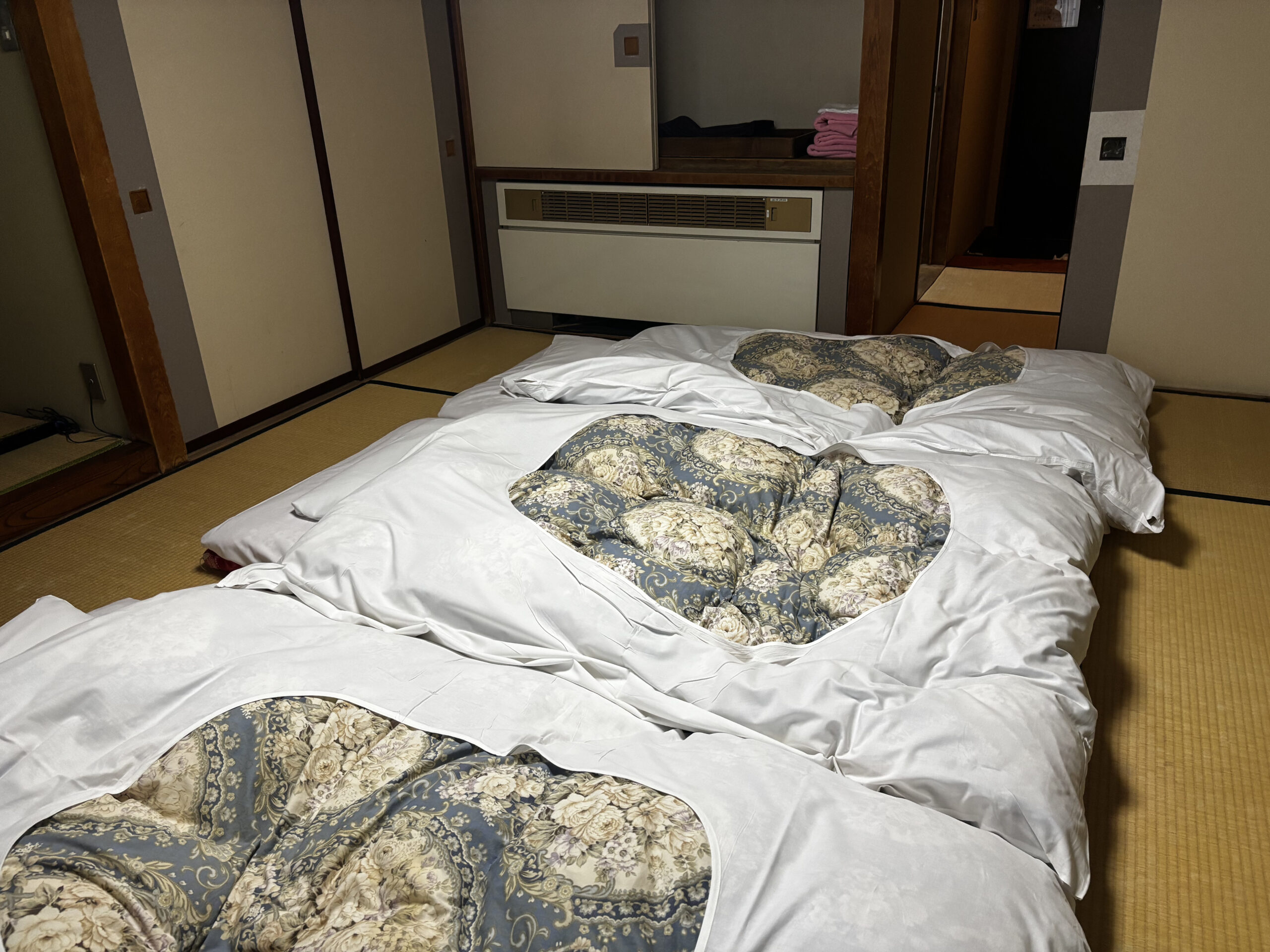 石和温泉のホテル花京の和室（布団が敷いてある様子）