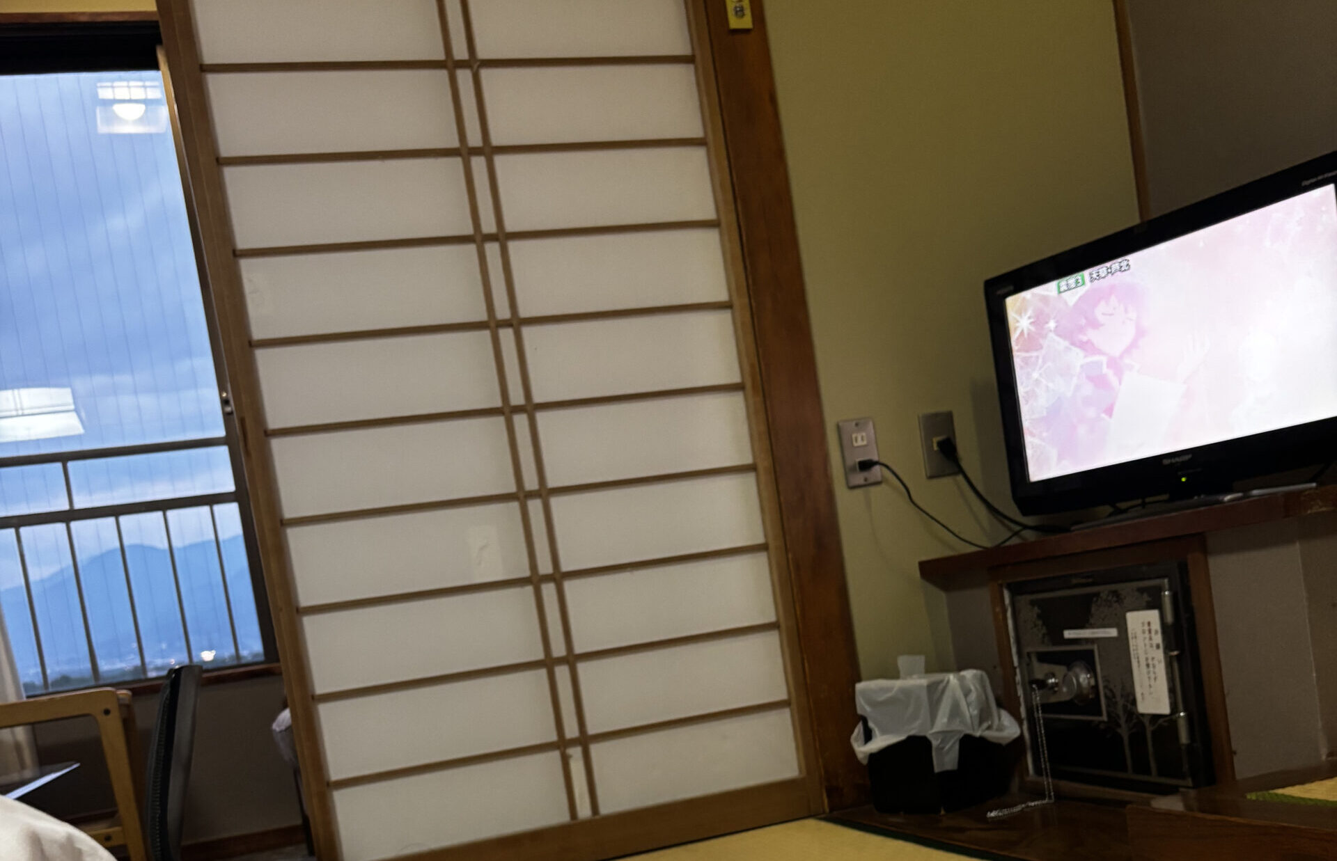 石和温泉のホテル花京の部屋にあるテレビ